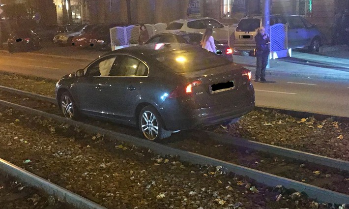pol ma mannheim fahrer laesst nach unfall auto stehen und fluechtet zu fuss zeugen gesucht foto zum 