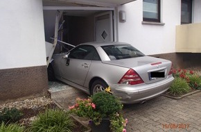 pol-ma polizeipraesidium mannheim pol ma autofahrer faehrt mit der tuer ins haus