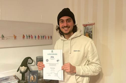 (Foto: pr.) Mateo Atacan mit der frisch erworbenen Trainer-Lizenz Mateo Urkunde2