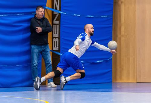 (Foto: W. Neuberth) Maximilian Breier bei der Abwehr; beobachtet von Trainer Leo Göth Maximilian Breier