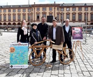 Thomas Tröster PK Show alle zusammen vor Bühne