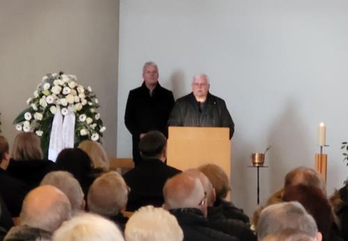 (Foto: pr.) Hans-Jürgen Pohl, rechts, hält die Trauerrede für Bernd Bartels Pohl