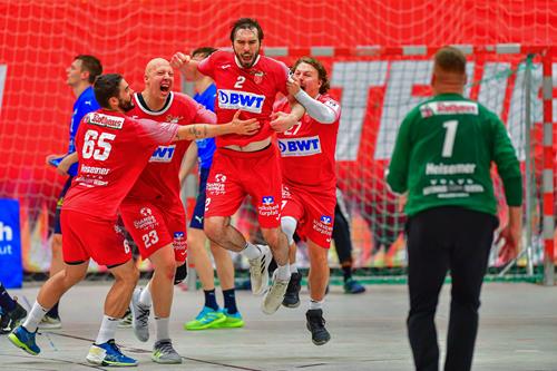 (Foto: St. Hoffmann) Die SGL jubelt über den Sieg gegen die Junglöwen SG jubelt über den Sieg gegen die Junglöwen Steffen Hoffmann Copy