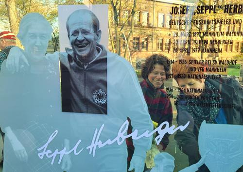 Mannheim: Frühjahrsputz auf dem Seppl-Herberger-Platz