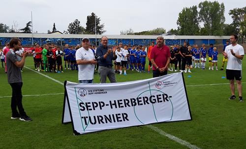 (Foto: SpoWo) Harald Schäfer, Christian Specht und Ronny Zimmermann, 2. 3.+4., v.l. eröffnen das Turnier SHT132