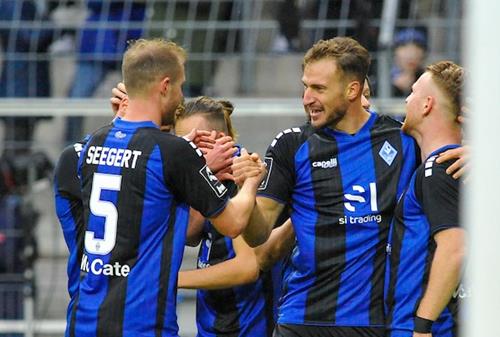 (Foto: PIX/M.Ruffler) Doppeltorschütze Pascal Sohm nimmt die Glückwünsche entgegen SVW18601