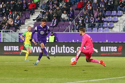 (Foto: PIX/M.Ruffler) Sijaric tunnelt Bartels und trifft zum 1:0 SVWAUE