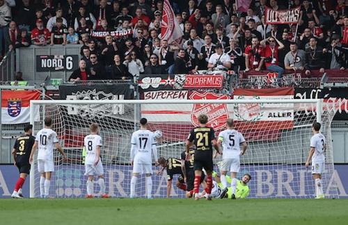 (Foto: PIX/M.Ruffler) Carstens, Nr. 17, trifft zum 2:0 - der Anfang vom Ende für den Waldhof SVWW