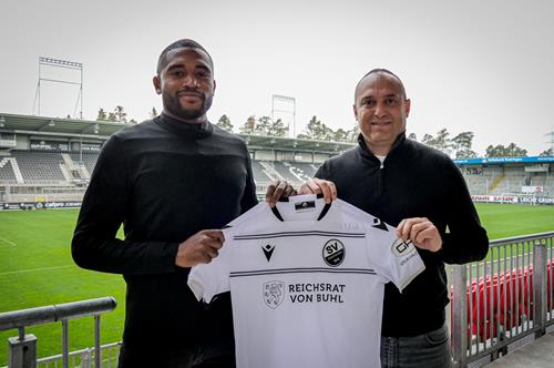 (Foto: SVS) Franck Evina, links, mit SVS-Sportchef Mikayil Kabaca Snoopy 2
