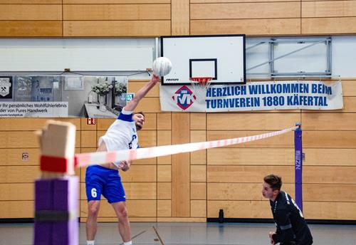 (Foto: W. Neuberth) Marcel Stoklasa im Angriff - keine Chance für Michael Ochner TVKUNT3