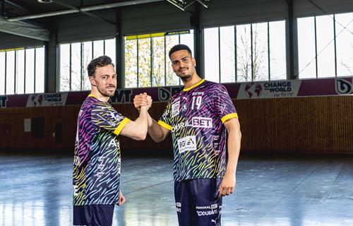 (Foto: RNL) Patrick Groetzki und Philipp Ahouansou präsentieren das Trikot zum Tag der Vielfalt Tag der Vielfalt Copy