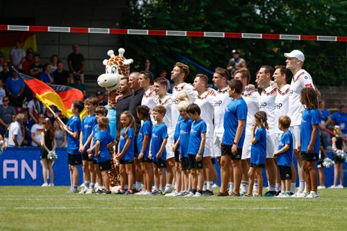 (Foto: Faustball Deutschland) Das deutsche Team vor der Partie gegen Namibia WM Eröffnung