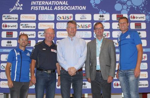(Foto: DFBL/Spille) Freuen sich auf die WM in Mannheim: (von links) Christoph Oberlehner (IFA), Ulrich Meiners (DFBL), Jörg Trinemeier (TV Käfertal), Uwe Kaliske (Stadt Mannheim), Jörn Verleger (IFA) WM Vergabe 20232 720x468 Copy