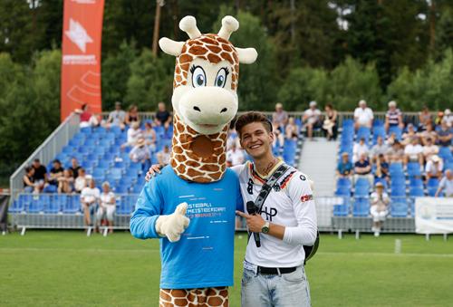 (Foto: Petra den Dulk) Maskottchen "Manni" mit Julius Faehndrich, der den WM-Song singt WM Maskottchen