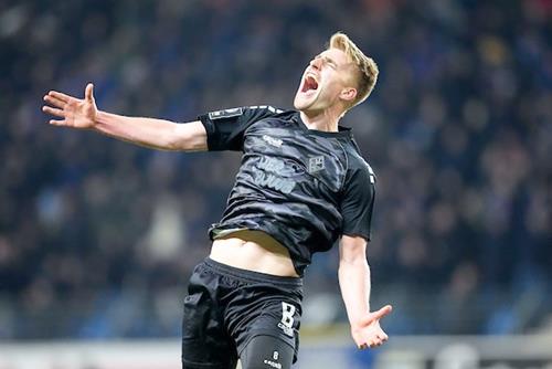 (Foto: PIX/M.Ruffler) Fridolin Wagner jubelt über den Ausgleich zum 1:1 Wagner