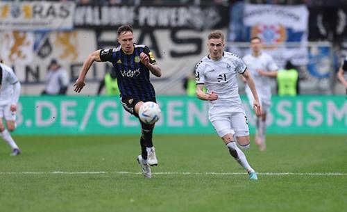 (Foto: PIX/M.Ruffler) Winkler, rechts, auf dem Weg zum 0:1 - leider am Ende zu wenig Winkler