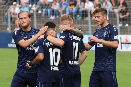 (Foto: PIX/M.Ruffler) Ferati (Nr. 10) wird zu seinem Treffer zum 0:1 beglückwünscht. la 290820 496757 Copy