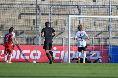 (Foto: PIX/M.Ruffler) Den Schuss von Vita, links, fälscht Hofrath unglücklich zum 0:2 ab sl 251020 511735 Copy