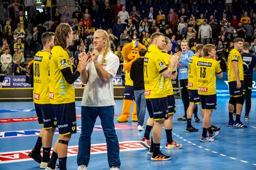 (Foto: W.Neuberth) Die Löwen bejubeln ihren 6. Sieg im 6. Heimspiel so sehen Sieger aus